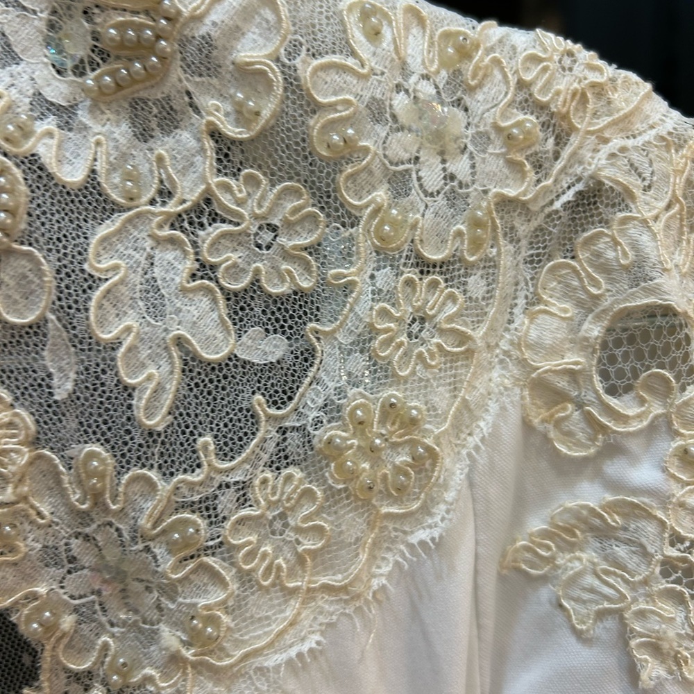Vintage Ivory Lace Bridal Gown with train no size tag XS? Has union tag 70’s - Picture 4 of 16